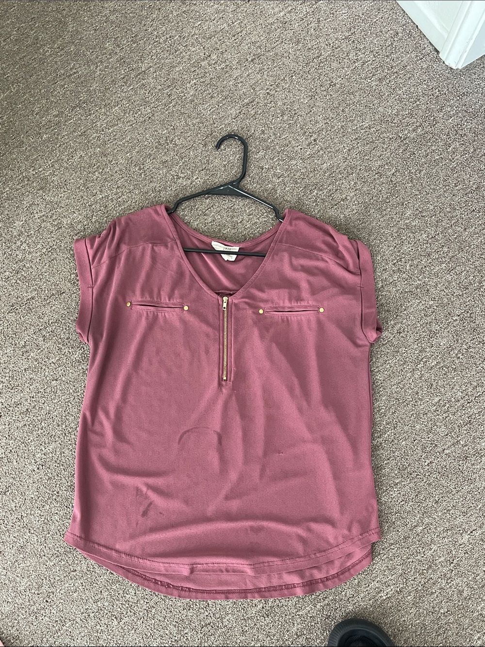 Women’s Short Sleeve V-Neck Zip Detail Top in Dusty Rose